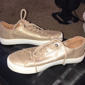 Metallic rose gold Toms